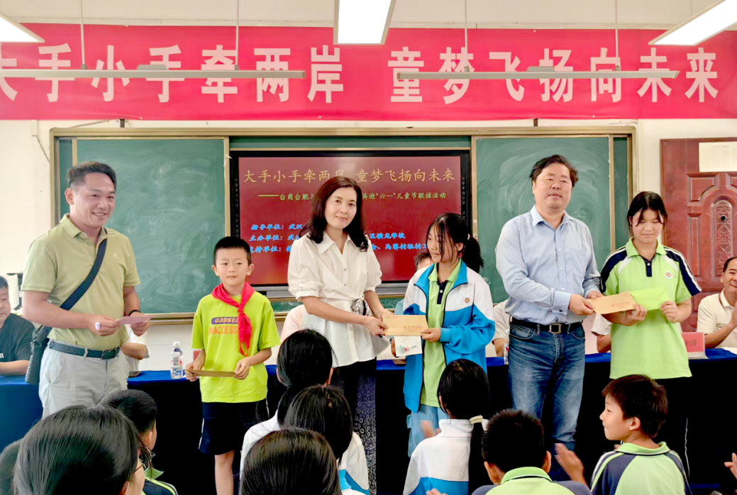 【融融观鄂】【AI主播】武汉台协携台商台胞与蔡甸学子共庆双节图片